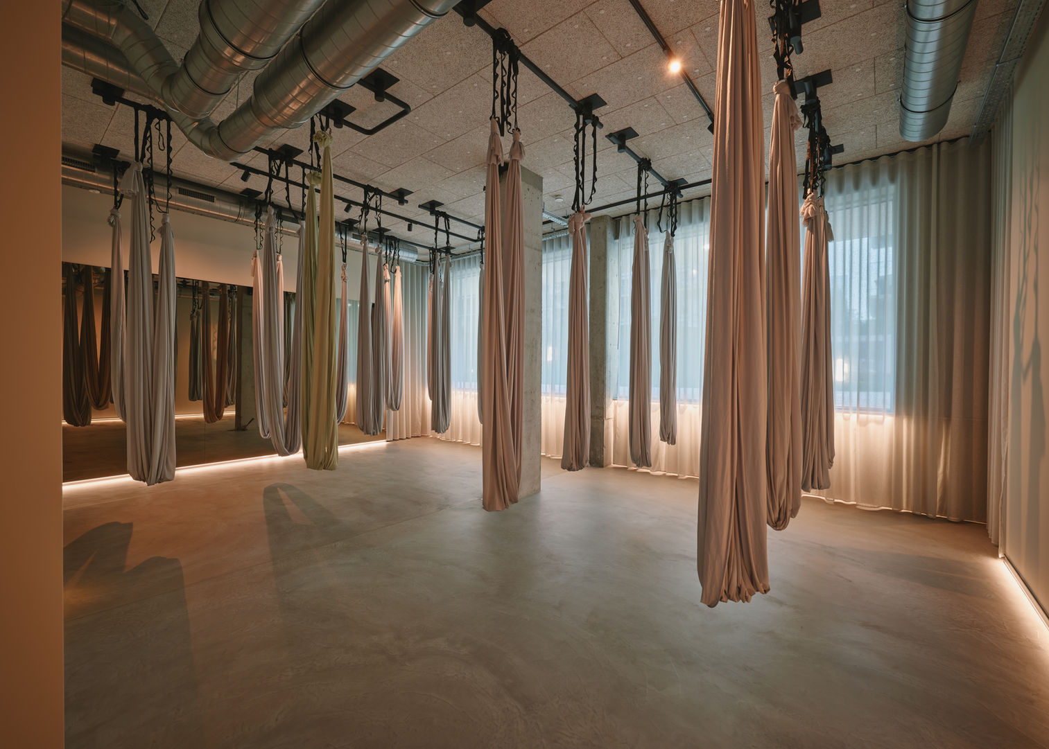 The practice room at Studio Ôm Brussels with its garden-facing windows